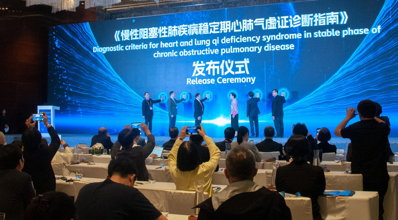 Các đại biểu nhấn nút khai mạc Diễn đàn quốc tế Lạc bệnh học lần thứ 21.