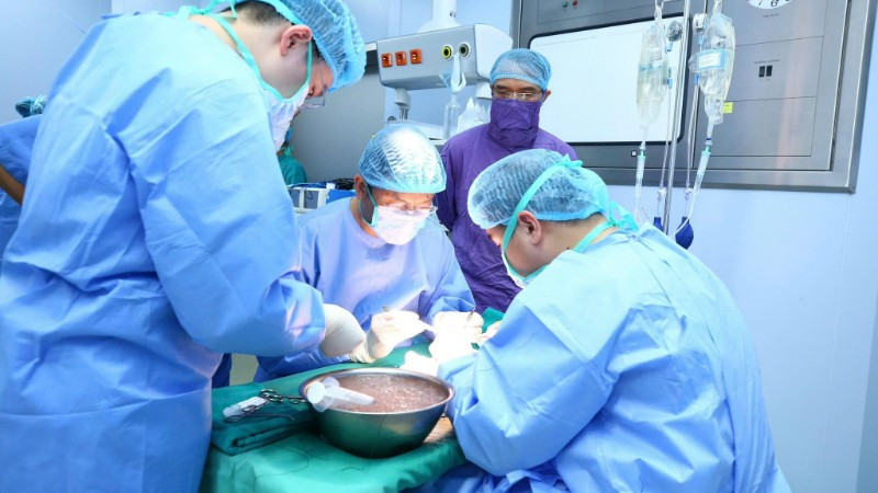 Các kíp phẫu thuật phối hợp nhịp nhàng, khẩn trương, chính xác tuyệt đối. Gan, tim, thận, giác mạc… lần lượt được lấy và bảo quản an toàn theo quy trình nghiêm ngặt.