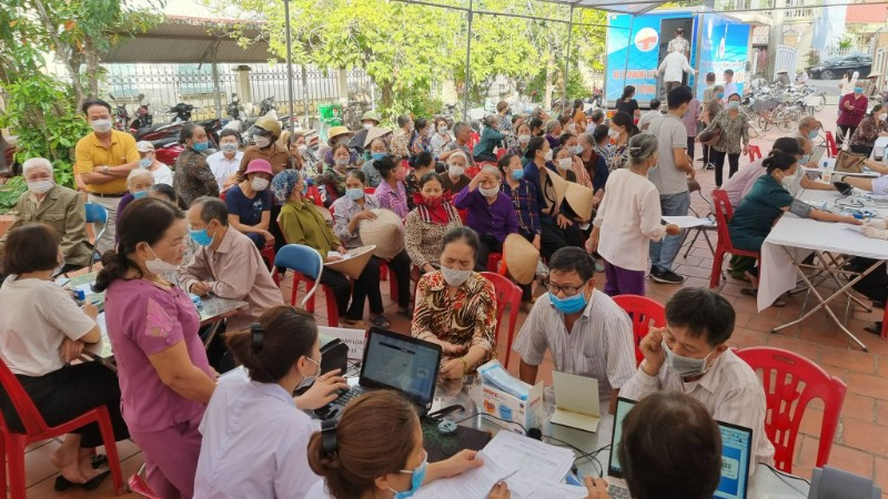 Khám sàng lọc bệnh lao ngoài cộng đồng. 