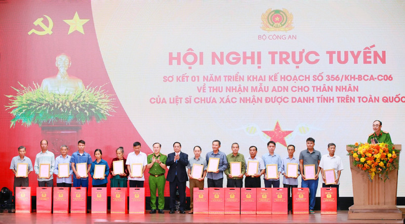 Thủ tướng Phạm Minh Chính trao Thông báo kết quả giám định ADN hài cốt liệt sĩ cho 15 đại diện thân nhân các gia đình liệt sĩ (1 gia đình liệt sĩ vắng mặt) chiều 25/7. 