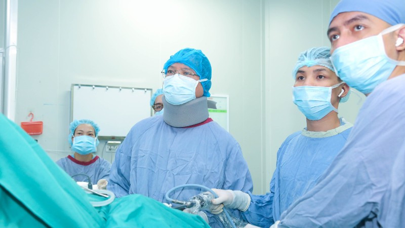 Các bác sĩ tiến hành phẫu thuật cho người bệnh. 