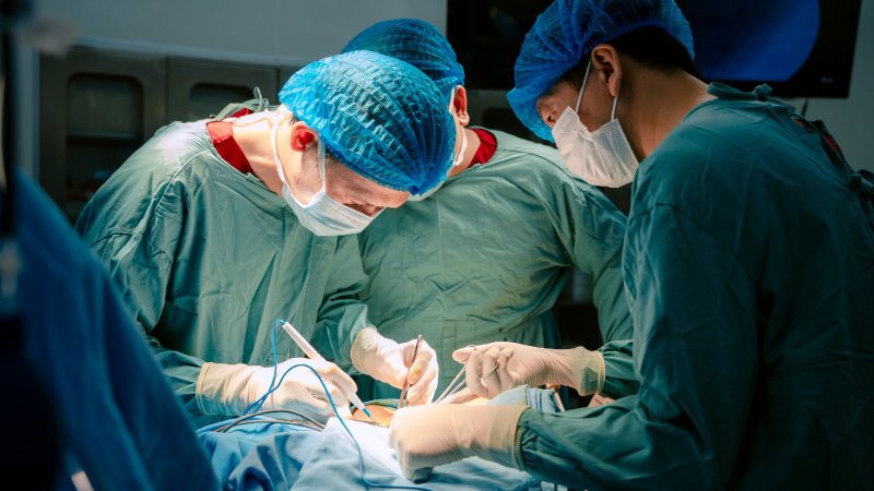 Tiến sĩ, bác sĩ Trần Thanh Tùng - Trưởng Khoa Ngoại tổng hợp cùng ê-kíp mổ phối hợp thực hiện phẫu thuật cho người bệnh.