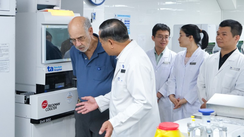Giáo sư Harry B. Greenberg, “cha đẻ” của vaccine Rota thế hệ đầu tiên, Cố vấn Viện Nghiên cứu Vi sinh và Chống dịch Stanford (áo xanh) trực tiếp thăm và làm việc tại Trung tâm Xét nghiệm đạt chuẩn ISO 15189:2012 tại Tâm Anh Thành phố Hồ Chí Minh từ tháng 12/2023. (Ảnh: BVCC)