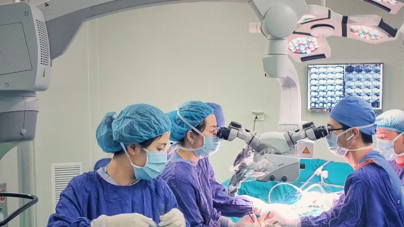 Can thiệp phẫu thuật cho người bệnh. 