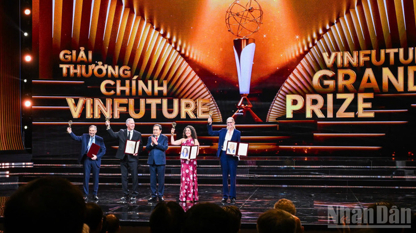 Chủ tịch Quốc hội Trần Thanh Mẫn trao Giải thưởng Chính VinFuture. (Ảnh: THÀNH ĐẠT)