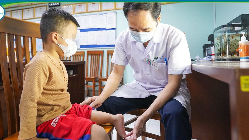 Tiến sĩ, bác sĩ Hoàng Hải Đức – Trưởng Khoa Chỉnh hình, Bệnh viện Nhi Trung ương, thăm khám cho bệnh nhi sau ca phẫu thuật xoay cẳng chân 180 độ.