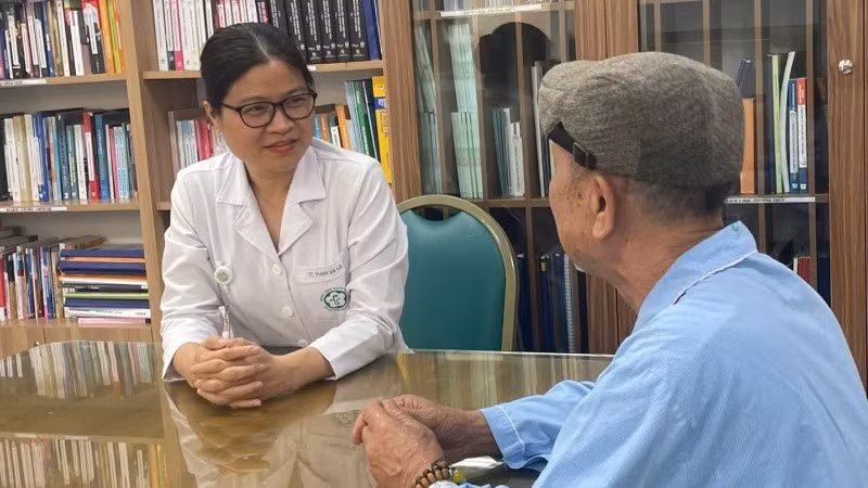 Phó Giáo sư, Tiến sĩ Phạm Cẩm Phương khám cho người bệnh. 