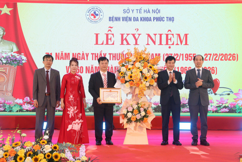 Lãnh đạo Sở Y tế Hà Nội và xã Phúc Thọ trao tặng Bằng khen của UBND thành phố và tặng hoa cho Bệnh viện đa khoa Phúc Thọ. 