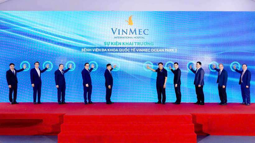 Các đại biểu nhấn nút khai trương bệnh viện Vinmec Ocean Park 2.