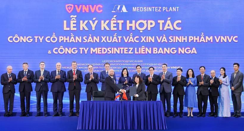 Ông Konstantin Gorodnitsky Trưởng Văn phòng Đại diện Công ty Medsintez tại Việt Nam và bà Trần Thị Hồng Thủy, Giám đốc Nhà máy Vaccine và Sinh phẩm VNVC ký kết hợp tác dưới sự chứng kiến của Bộ trưởng Bộ Y tế Liên bang Nga Mikhail Murashko và Bộ trưởng Bộ Y tế Việt Nam Đào Hồng Lan. (Ảnh: PHẠM GIANG)