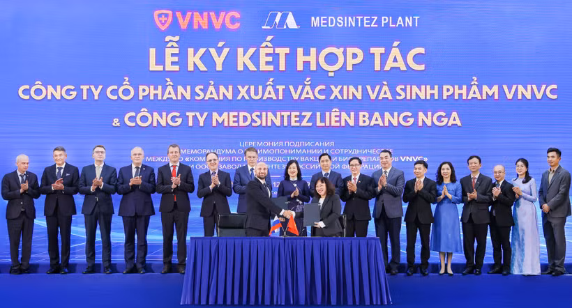 Ông Konstantin Gorodnitsky Trưởng Văn phòng Đại diện Công ty Medsintez tại Việt Nam và bà Trần Thị Hồng Thủy, Giám đốc Nhà máy Vaccine và Sinh phẩm VNVC ký kết hợp tác dưới sự chứng kiến của Bộ trưởng Bộ Y tế Liên bang Nga Mikhail Murashko và Bộ trưởng Bộ Y tế Việt Nam Đào Hồng Lan. (Ảnh: PHẠM GIANG)