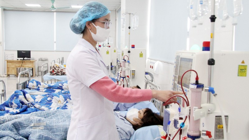 Nhân viên Bệnh viện đa khoa Lục Nam, tỉnh Bắc Ninh vận hành máy chạy thận nhân tạo.