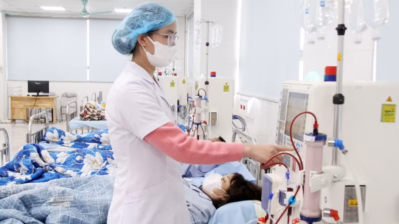 Nhân viên Bệnh viện đa khoa Lục Nam, tỉnh Bắc Ninh vận hành máy chạy thận nhân tạo.