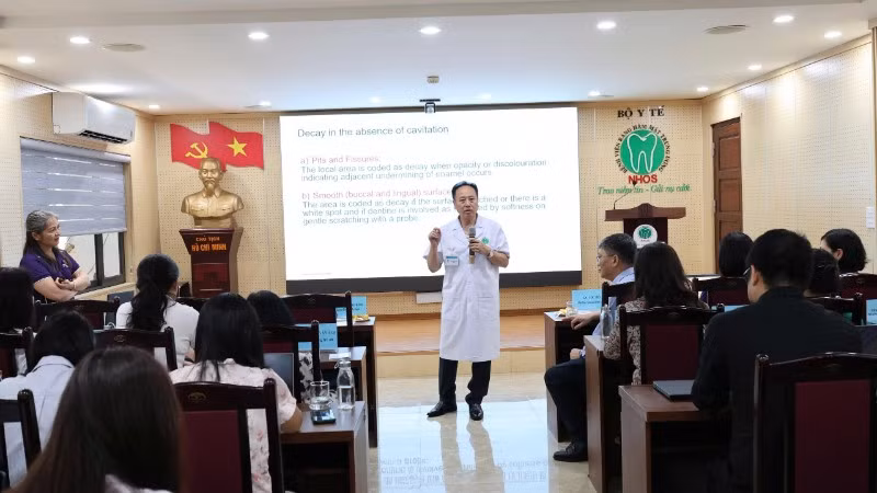 Các học viên được thực hành trên người thật, đối chiếu kết quả với “chuẩn vàng” do giảng viên quốc tế đưa ra.