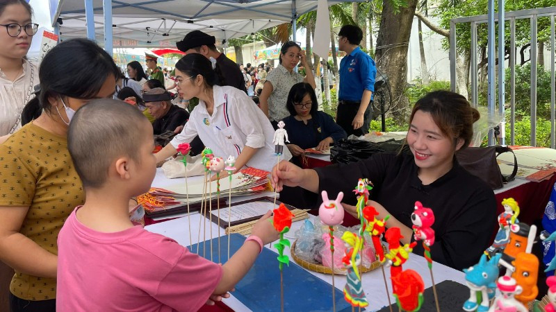 Lại Khánh H. (Ninh Bình) nhận tò he hình bác sĩ. 
