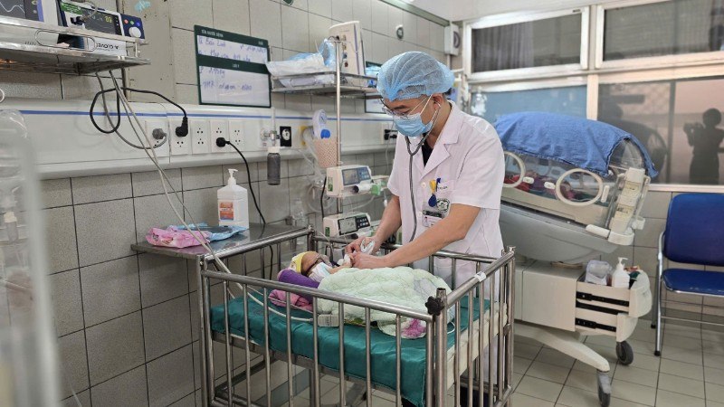 Bé gái đang được theo dõi và chăm sóc đặc biệt tại Phòng Sơ sinh, Trung tâm Nhi khoa, Bệnh viện Bạch Mai.