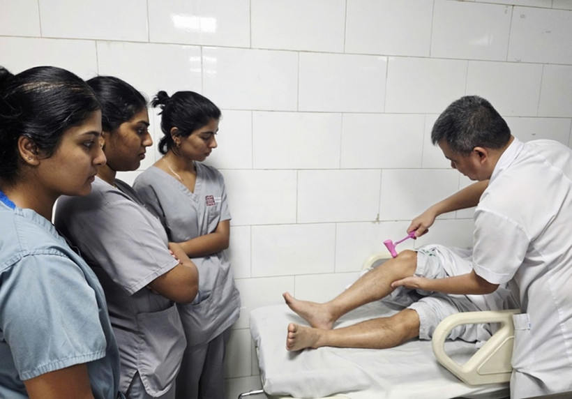 Tiến sĩ, bác sĩ Nguyễn Trung Nguyên - Giám đốc Trung tâm Chống độc, Bệnh viện Bạch Mai kiểm tra phản xạ của các bệnh nhân ngộ độc cá chình.