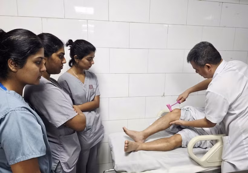 Tiến sĩ, bác sĩ Nguyễn Trung Nguyên - Giám đốc Trung tâm Chống độc, Bệnh viện Bạch Mai kiểm tra phản xạ của các bệnh nhân ngộ độc cá chình.
