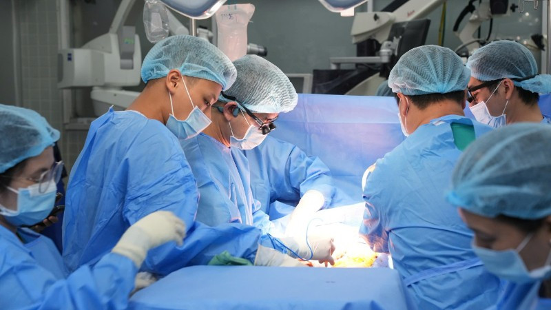 Các bác sĩ tiến hành ghép cho người nhận. 
