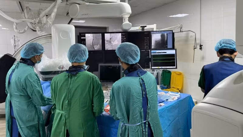 Các bác sĩ thực hiện ca can thiệp cho bệnh nhân. 