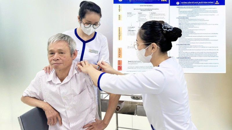 Ông Phạm Văn Tiêu, bị thương ở tay được tiêm vaccine và huyết thanh kháng uốn ván miễn phí tại VNVC Yên Bái sáng 3/10.