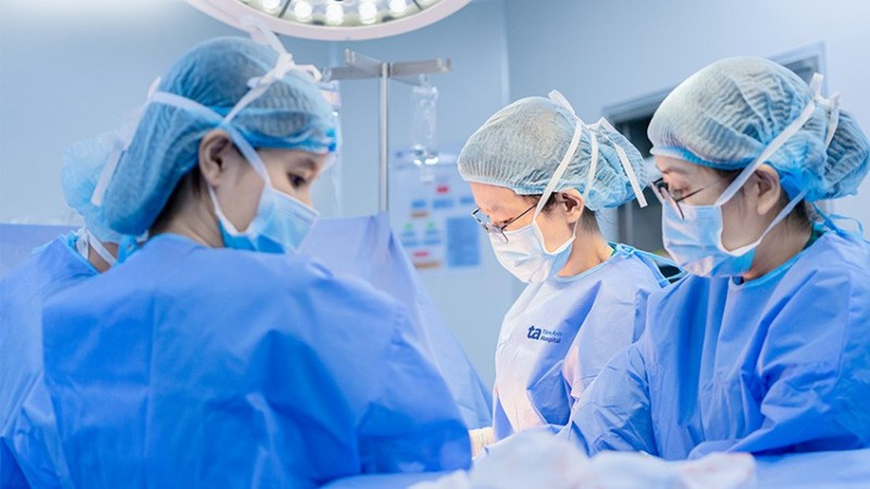 Ê-kíp tiến hành phẫu thuật lấy thai cho sản phụ. 