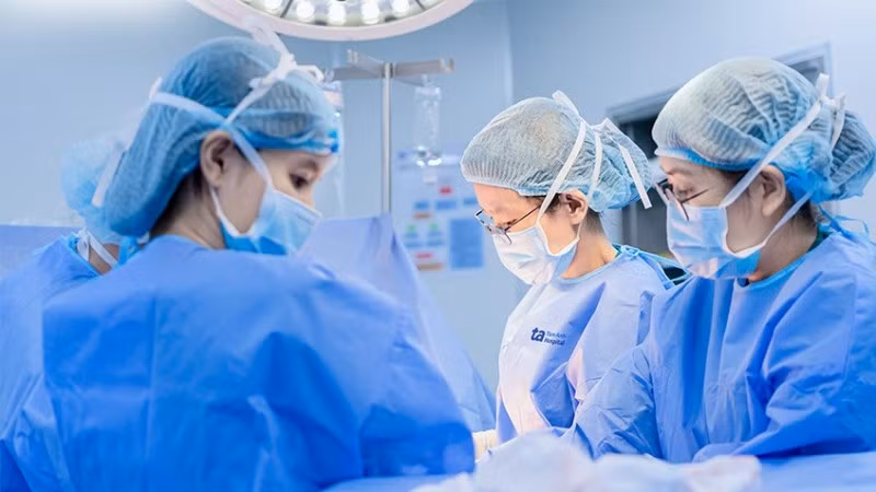 Ê-kíp tiến hành phẫu thuật lấy thai cho sản phụ. 