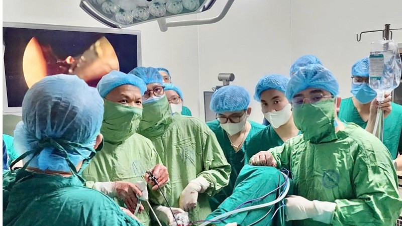 Các bác sĩ tiến hành kỹ thuật phẫu thuật nội soi. 