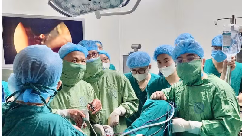 Các bác sĩ tiến hành kỹ thuật phẫu thuật nội soi. 