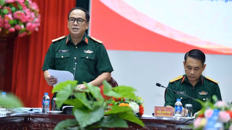 Thiếu tướng Đoàn Xuân Bộ, Bí thư Đảng ủy, Tổng Biên tập Báo Quân đội nhân dân phát biểu khai mạc tọa đàm.