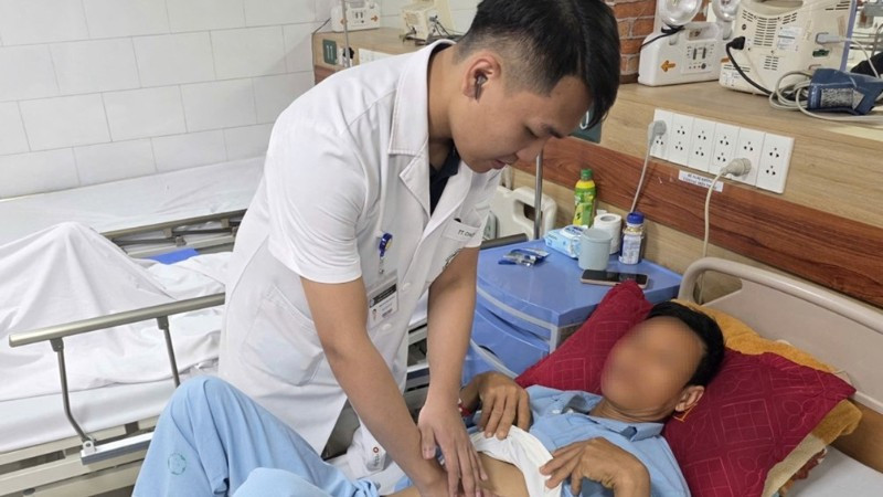 Bác sĩ Trung tâm Chống độc thăm khám cho bệnh nhân bị ngộ độc mật cá trắm điều trị tại Trung tâm