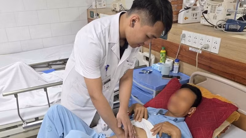 Bác sĩ Trung tâm Chống độc thăm khám cho bệnh nhân bị ngộ độc mật cá trắm điều trị tại Trung tâm