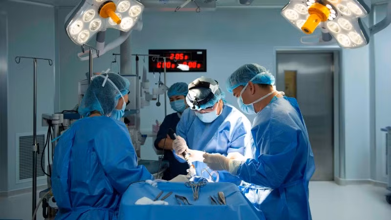 Các bác sĩ can thiệp kịp thời cho sản phụ. 