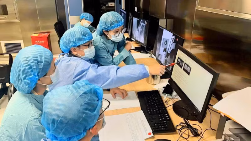 Tiến sĩ, bác sĩ Hồ Ngọc Anh Vũ chia sẻ với các đồng nghiệp nước bạn.