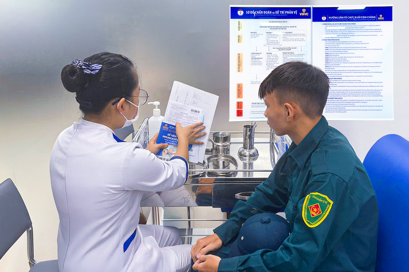 Tiêm vaccine miễn phí cho người dân.