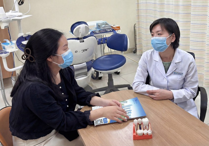 Bác sĩ Bản tư vấn cho người bệnh.