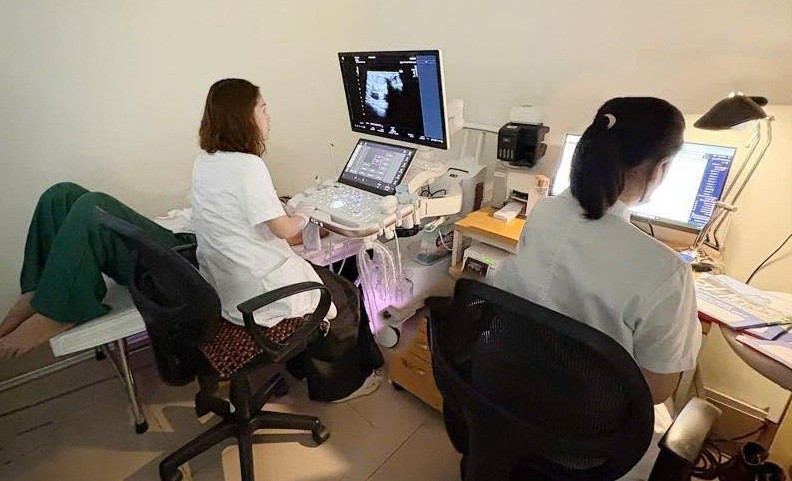 Các bác sĩ khám sàng lọc ung thư vú. 