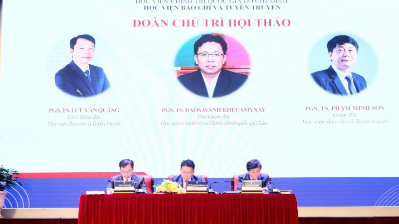 Đoàn chủ trì hội thảo. 