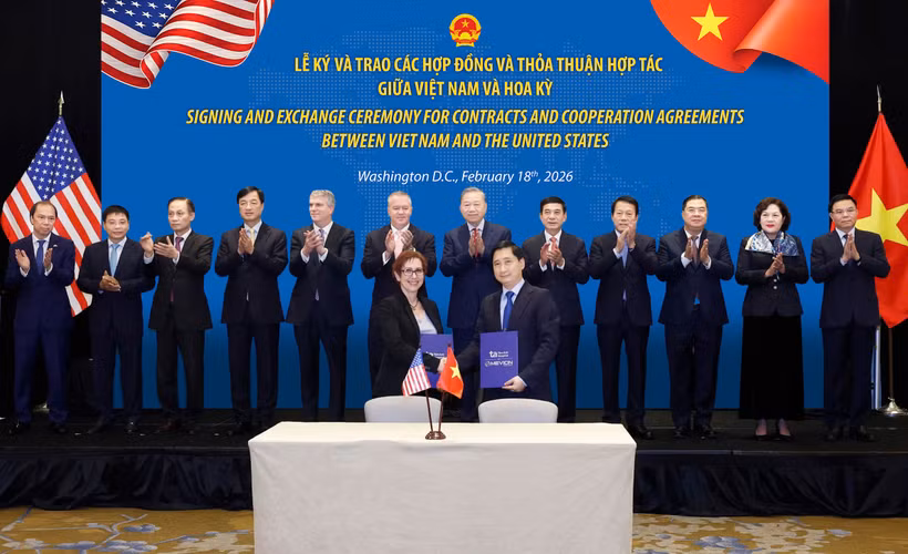 Tổng Bí thư Tô Lâm chứng kiến lễ trao Hợp đồng mua hệ thống xạ trị ung thư proton Mevion S250-FIT giữa Bệnh viện đa khoa Tâm Anh và Công ty Mevion Medical Systems. (Ảnh: Thống Nhất/TTXVN)