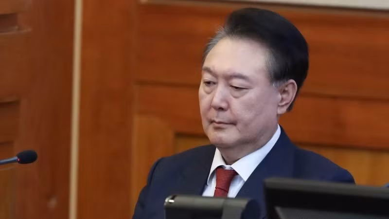 Cựu Tổng thống Hàn Quốc Yoon Suk Yeol trong phiên điều trần tại phiên tòa luận tội liên quan đến việc áp đặt thiết quân luật ở Seoul. (Ảnh: THX/TTXVN)