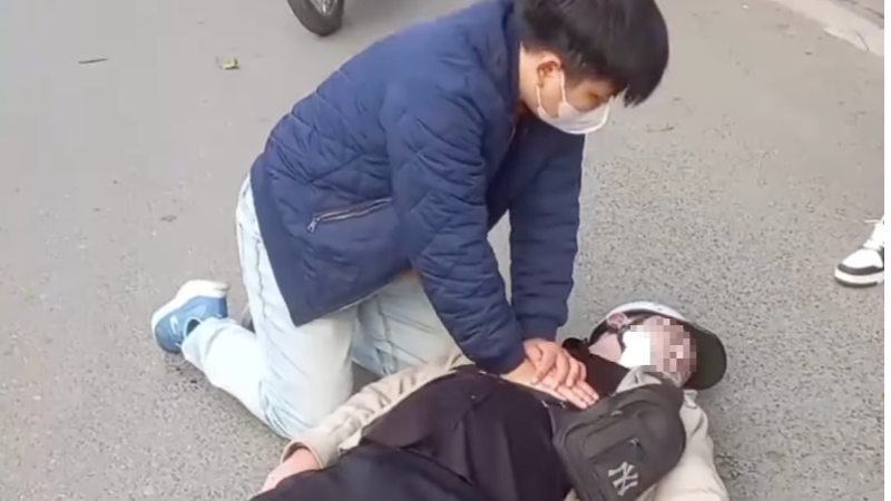 Bác sĩ Tiến ép tim cho nạn nhân gặp tai nạn giao thông ngừng tuần hoàn. (Ảnh: Chụp màn hình)