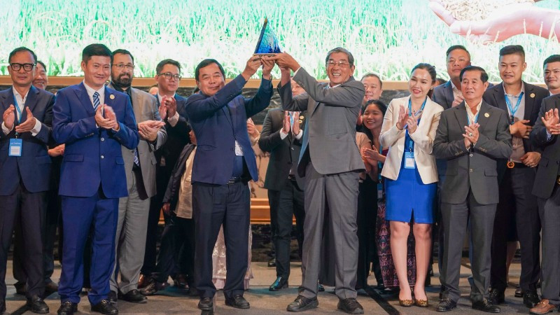 Gạo Ông Cua ST25 của Việt Nam và Gạo Phka Romdoul của Campuchia đã xuất sắc cùng giành giải Nhất Cuộc thi “Gạo ngon nhất thế giới” năm 2025.