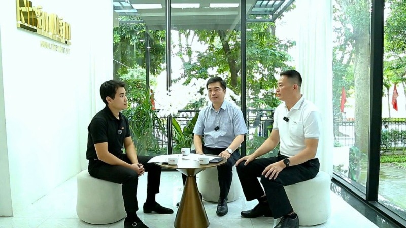 Các khách mời tham gia tọa đàm.