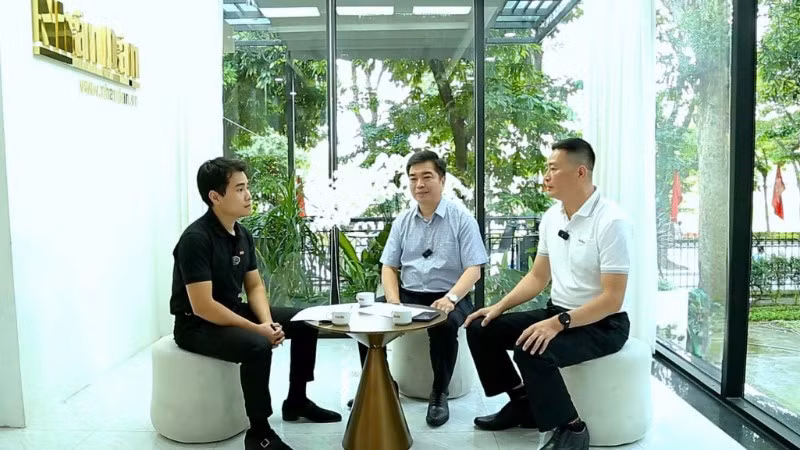 Các khách mời tham gia tọa đàm.