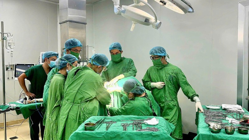 Các bác sĩ kịp thời can thiệp cho bệnh nhân.
