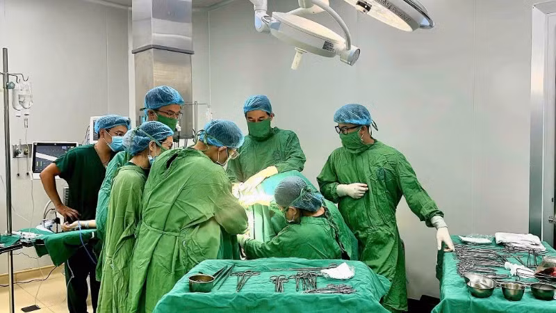 Các bác sĩ kịp thời can thiệp cho bệnh nhân.