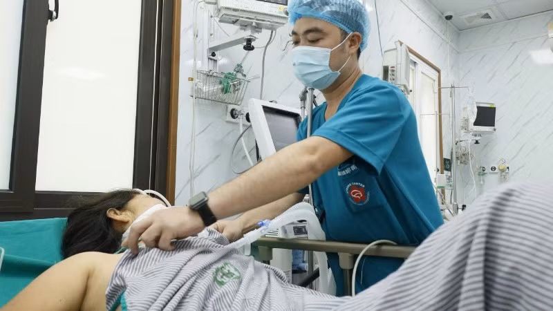 Chăm sóc, điều trị cho bệnh nhân tại Trung tâm Đột quỵ, Bệnh viện Bạch Mai.