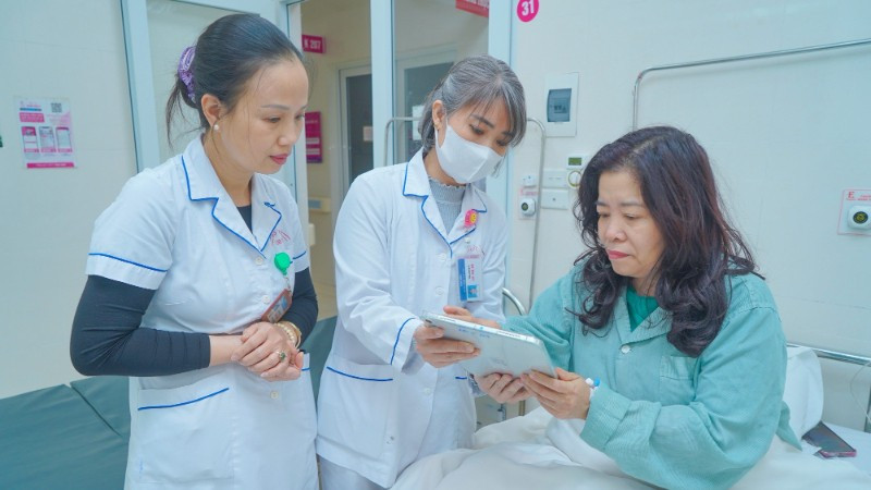 Bệnh nhân có thể xem hồ sơ bệnh án của mình bằng các thiết bị điện tử ngay tại giường bệnh.