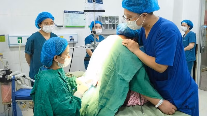 Việc gây tê ngoài màng cứng gặp nhiều khó khăn.