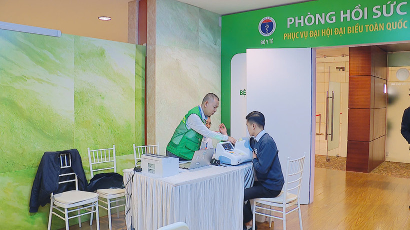 Các thầy thuốc tập trung cao độ cho công tác chăm sóc sức khỏe đại biểu tại Đại hội XIV của Đảng.